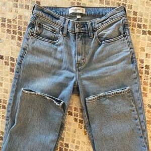 A&F Curve Love Mid Rise 90s Straight Jean 26 Regular Length (Medium wash)